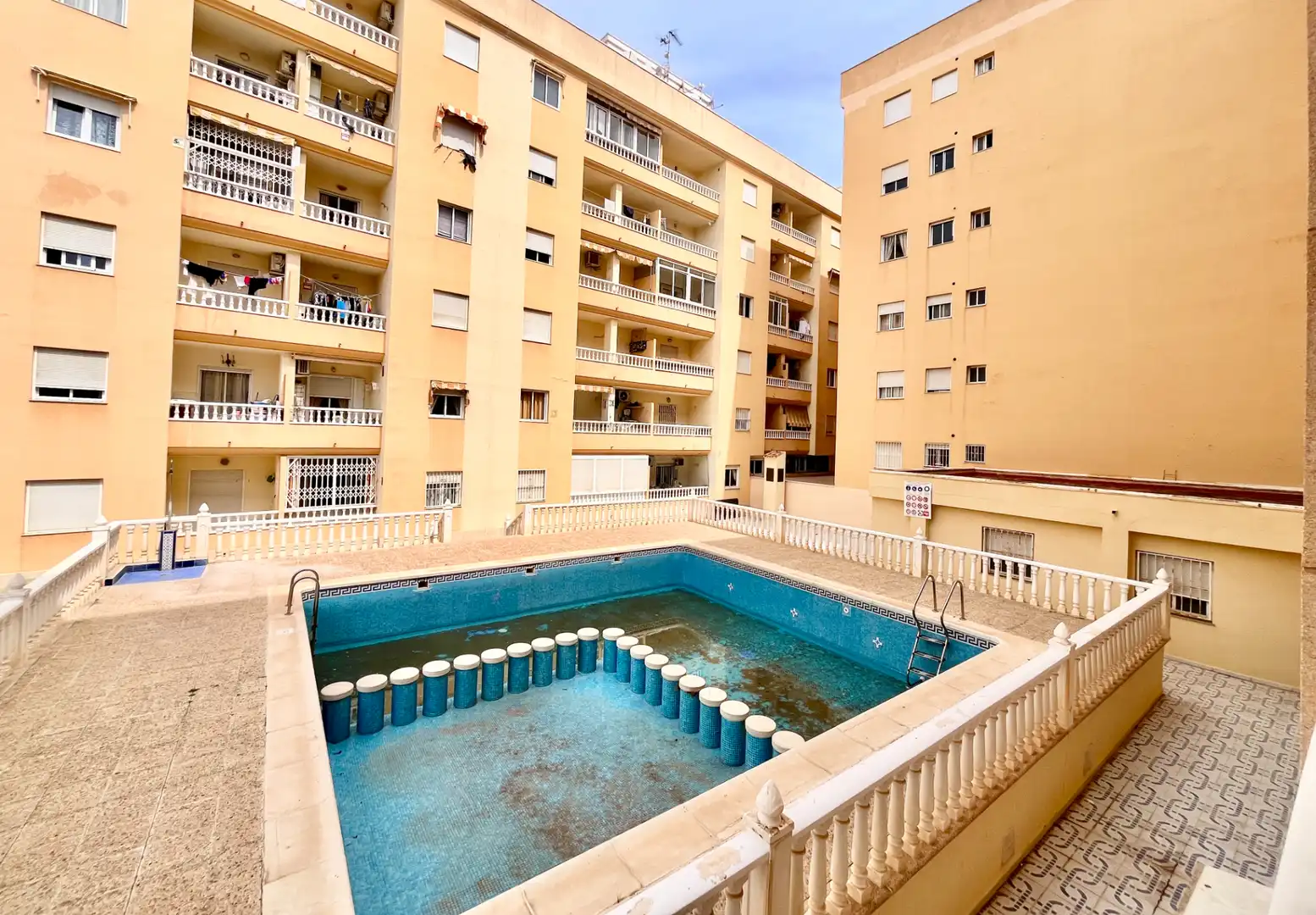 Schwimmbecken von Wohnung zum Verkauf in Torrevieja mit Klimaanlage, Heizung und Terrasse