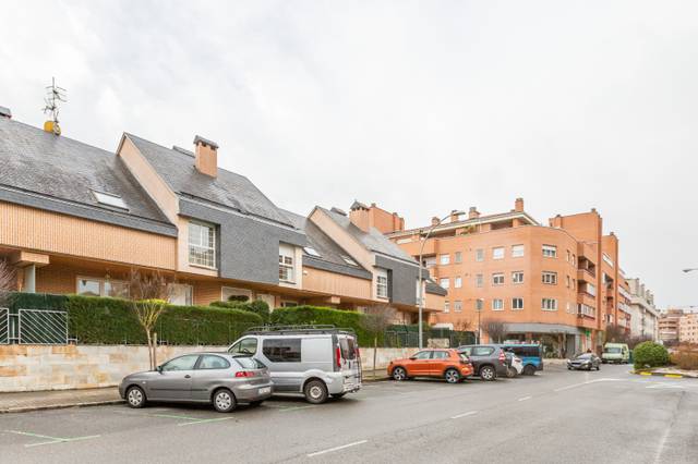 Casa adosada en Venta en Barañain - Lur gorri, 27 en Barañáin / Barañain