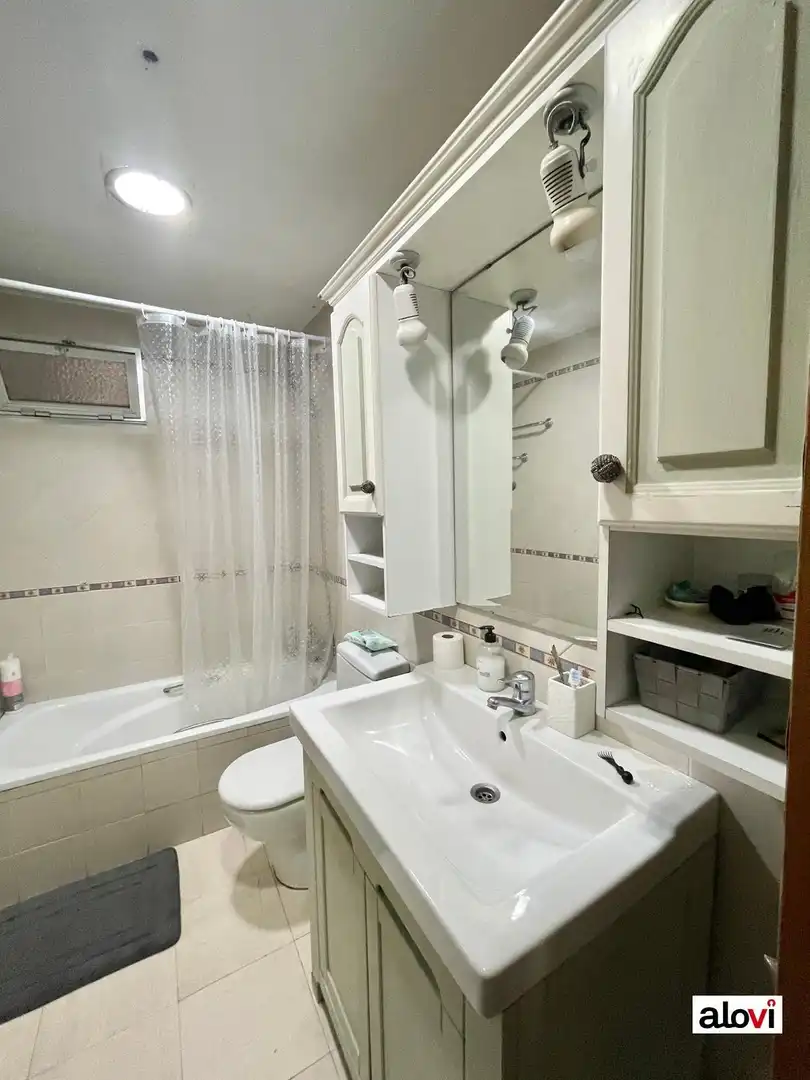 Baño de Piso para compartir en Granada con Calefacción y Amueblado