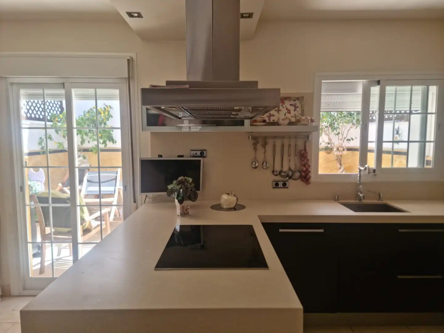 Küche von Einfamilien-Reihenhaus zum Verkauf in Estepona mit Klimaanlage, Privatgarten und Terrasse