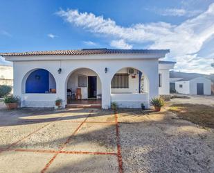 Vista exterior de Casa o xalet en venda en Chiclana de la Frontera amb Jardí privat, Terrassa i Traster