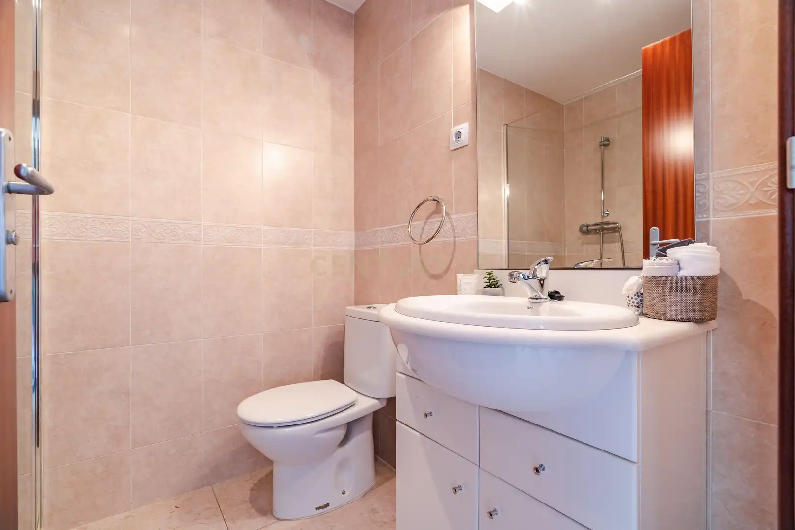 Badezimmer von Einfamilien-Reihenhaus zum Verkauf in Vila-rodona mit Privatgarten und Ofen