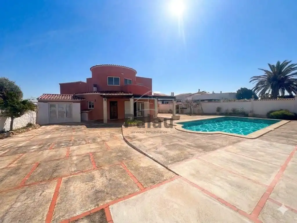 Vista exterior de Casa o xalet en venda en Ciutadella de Menorca amb Jardí privat, Terrassa i Traster