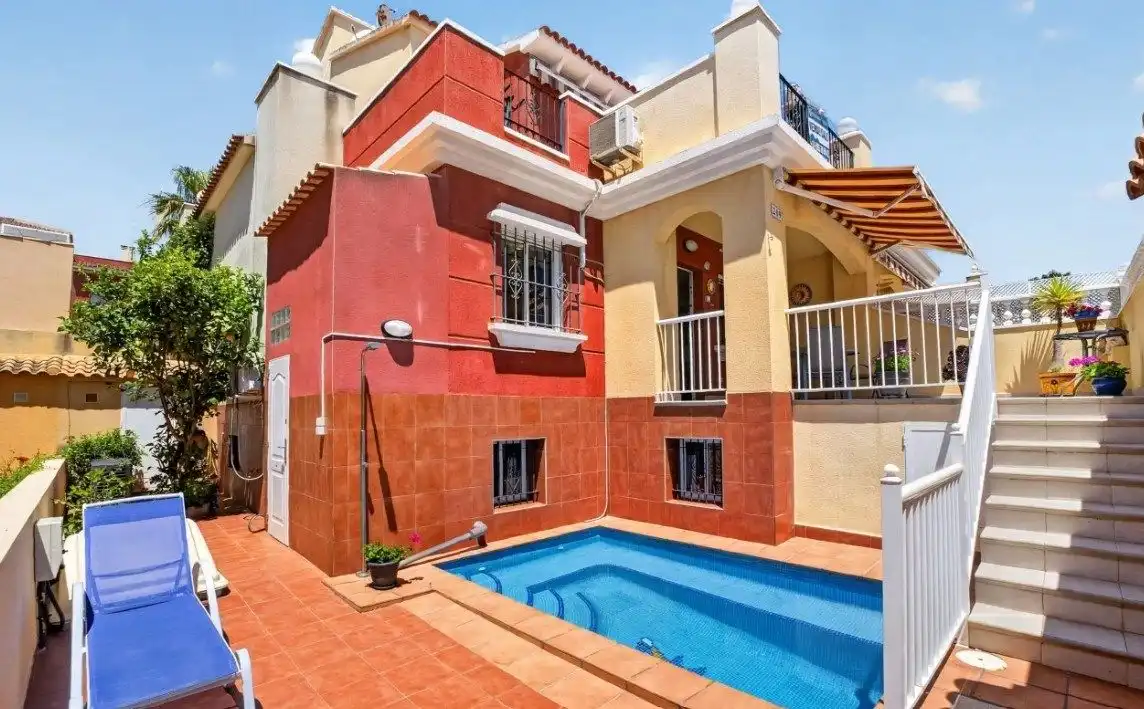 Maison mitoyenne avec piscine à vendre à N/A