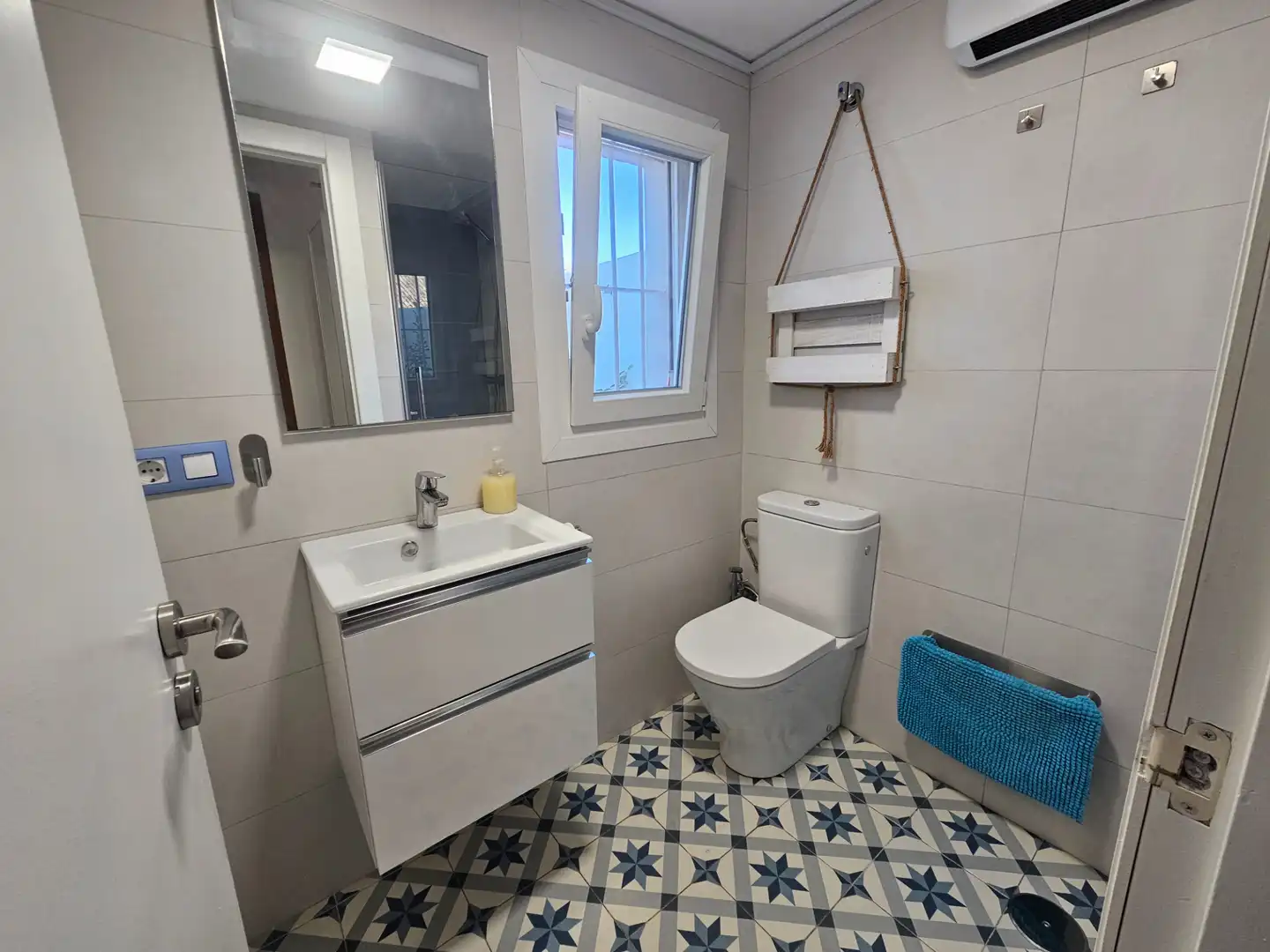 Bathroom of Attic for sale in Casco Antiguo