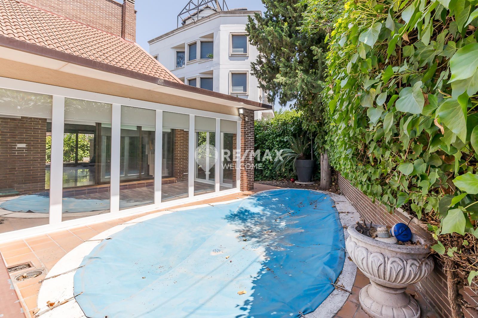 Swimming pool of Single-family semi-detached for sale in  Madrid Capital  with Air Conditioner, Heating and Terrace
