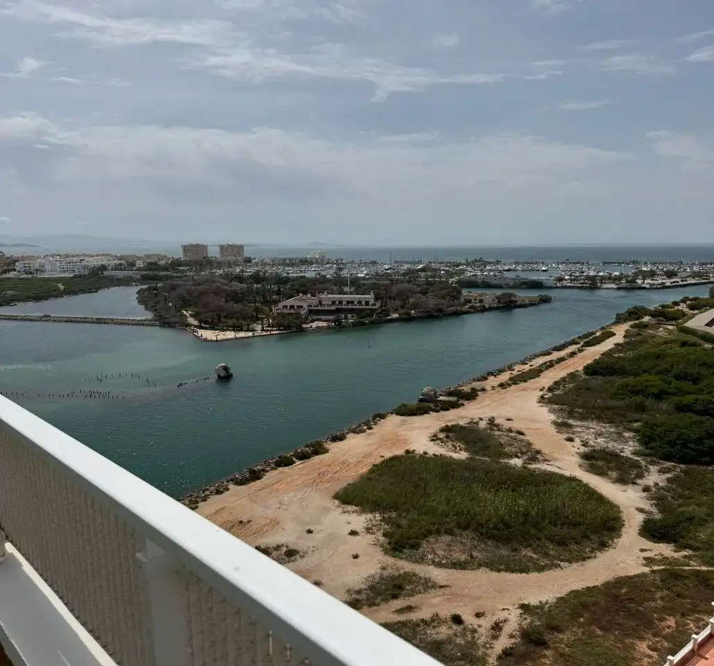 Vista exterior de Ático en venta en La Manga del Mar Menor con Aire acondicionado, Terraza y Piscina
