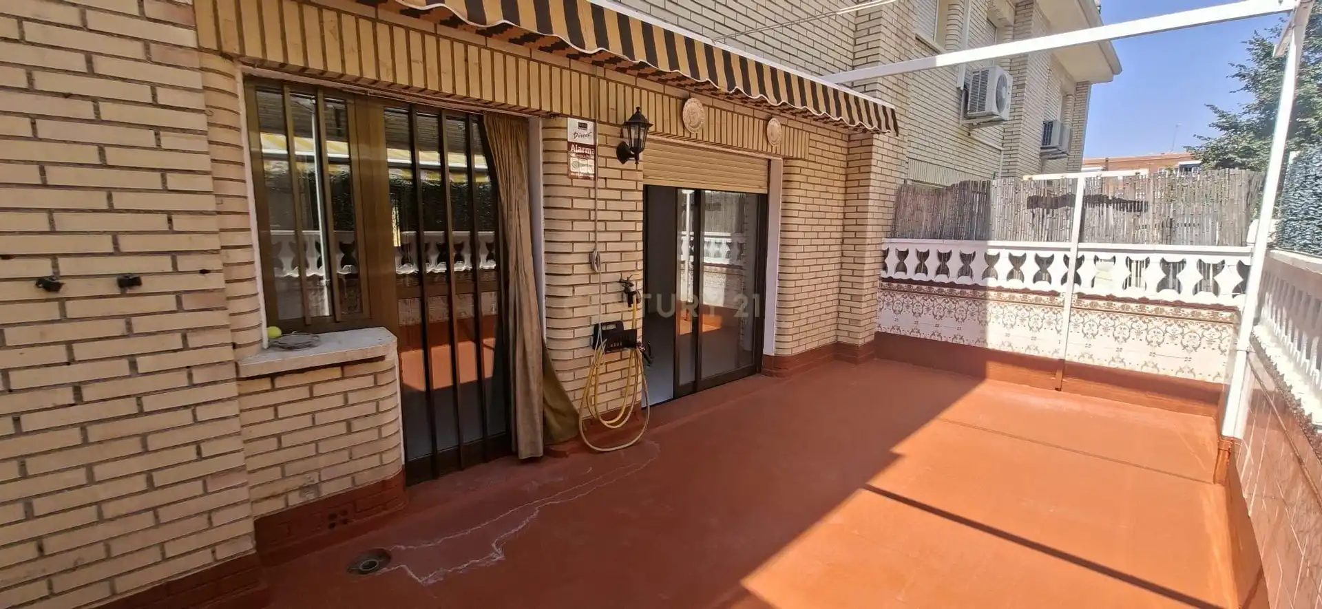 Terrasse von Einfamilien-Reihenhaus zur Miete in Boadilla del Monte mit Abstellraum, Ofen und Waschmaschine
