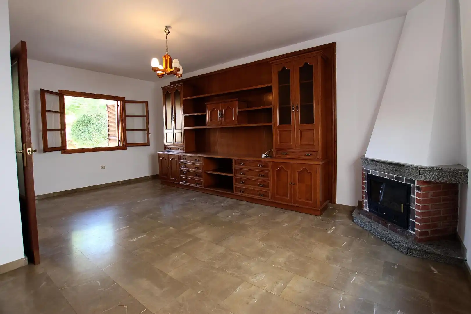 Sala d'estar de Casa adosada en venda en Montijo amb Aire condicionat, Jardí privat i Traster