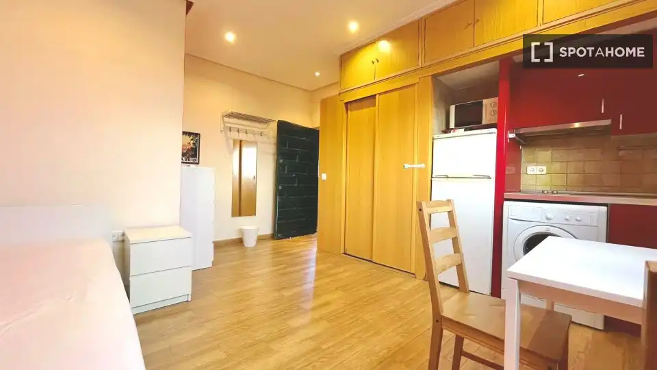 Schlafzimmer von Wohnung zur Miete in Madrid mit Klimaanlage, Heizung und Möbliert