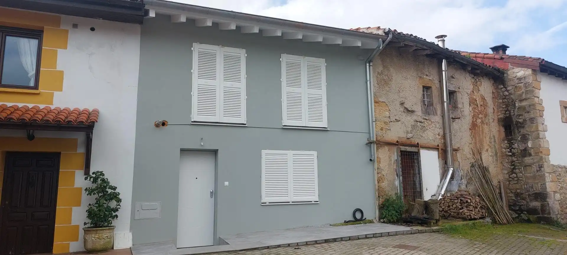 Vista exterior de Casa adosada en venda en Udías amb Calefacció