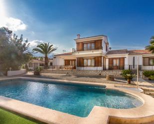 Vista exterior de Casa o xalet de lloguer en L'Alfàs del Pi amb Terrassa i Piscina