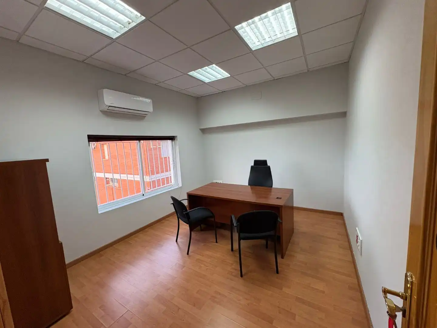 Büro zur Miete in Almendralejo mit Klimaanlage, Heizung und Möbliert