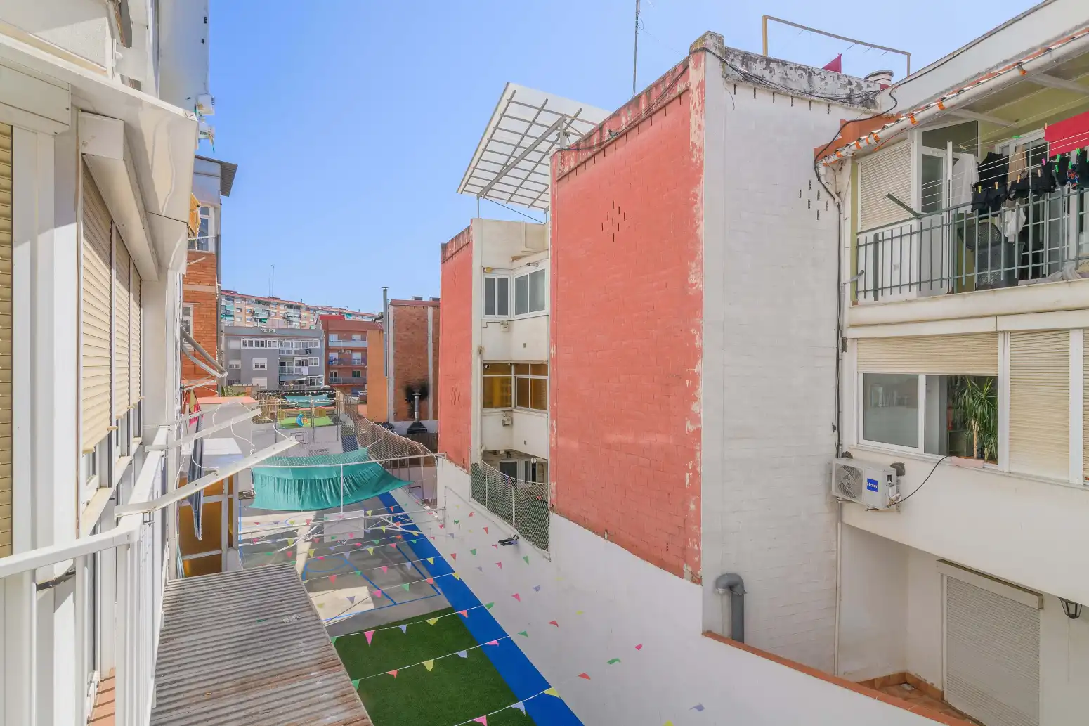 Vista exterior de Piso en venta en Cornellà de Llobregat con Aire acondicionado, Calefacción y Balcón