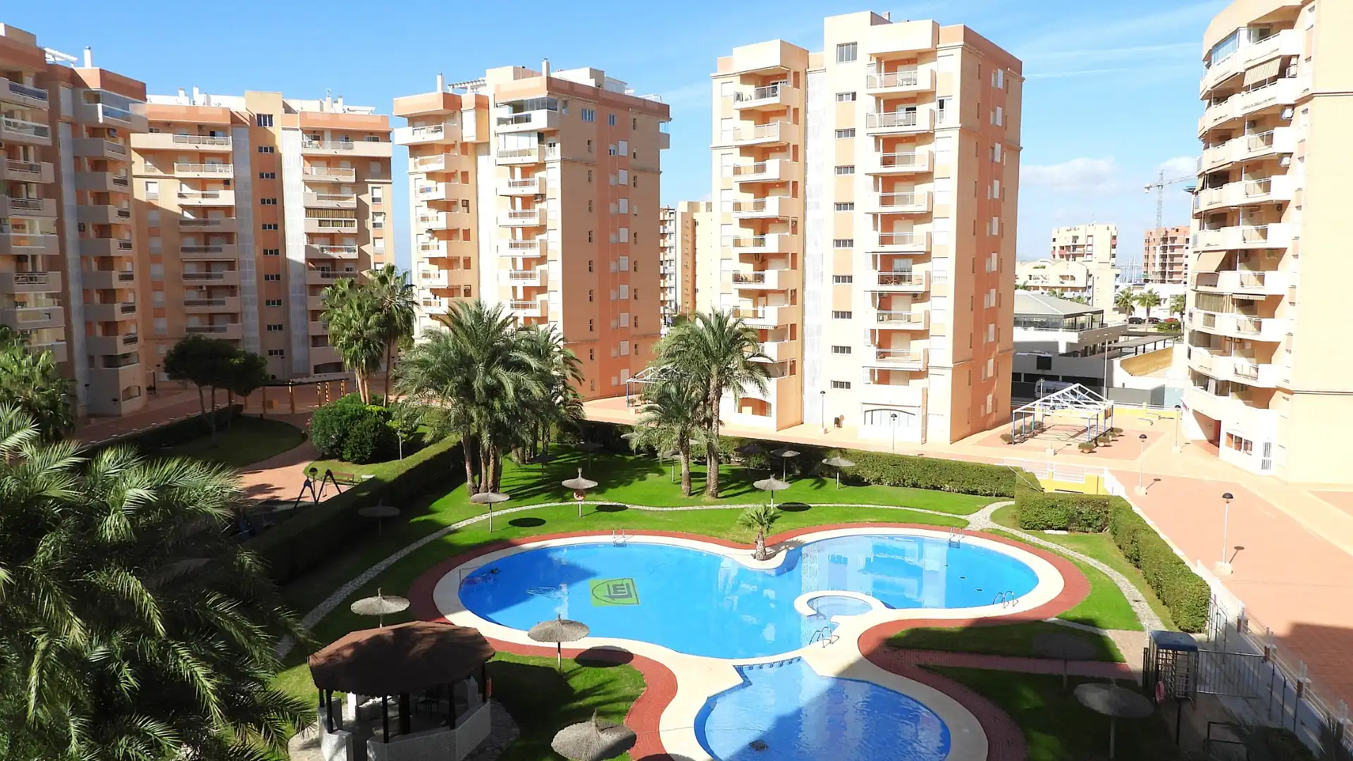 Piscina de Pis en venda en La Manga del Mar Menor amb Aire condicionat, Calefacció i Terrassa