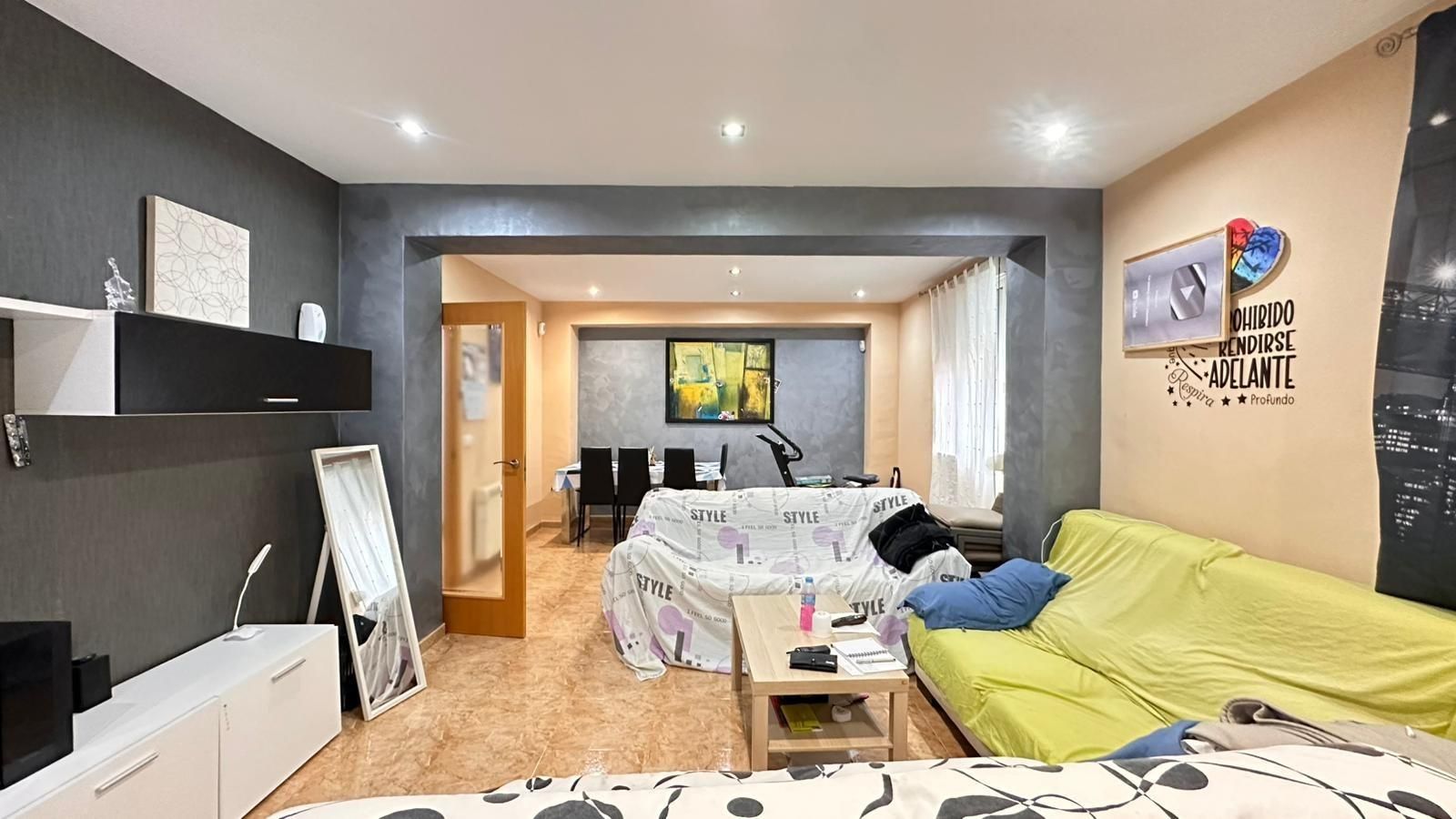 Sala d'estar de Pis en venda en L'Énova amb Aire condicionat, Terrassa i Balcó