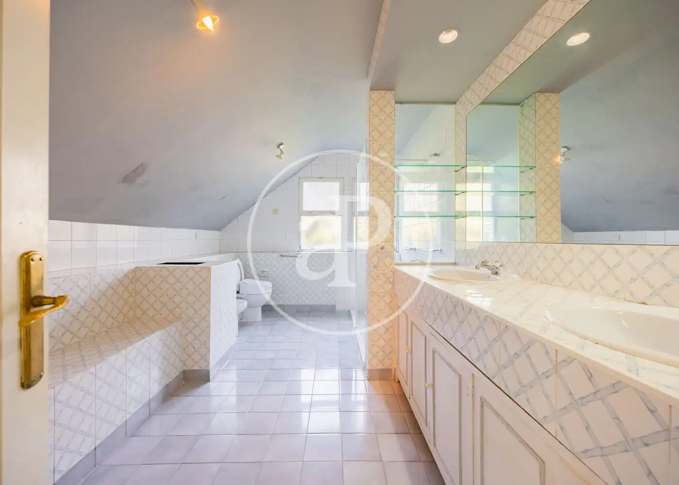 Baño de Casa adosada en venta en Madrid con Aire acondicionado, Calefacción y Jardín privado