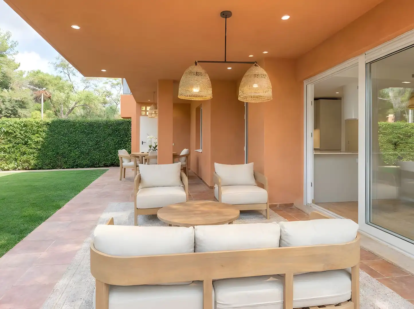 Terrasse von Erdgeschoss zum Verkauf in Marbella mit Klimaanlage, Privatgarten und Terrasse