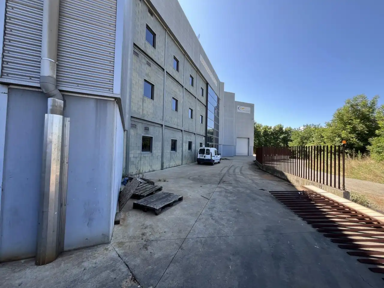 Vista exterior de Nave industrial en venta en Manlleu con Alarma