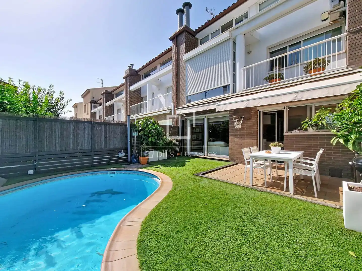 Piscina de Casa o xalet en venda en Vilanova i la Geltrú amb Aire condicionat, Calefacció i Jardí privat