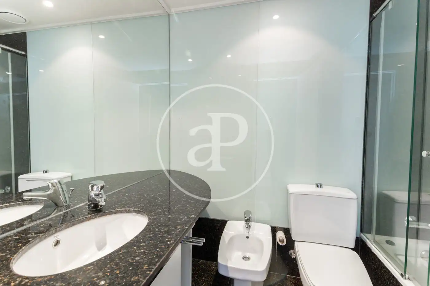 Bathroom of Flat for rent in Barcelona  with Air Conditioner, Heating and Terrace