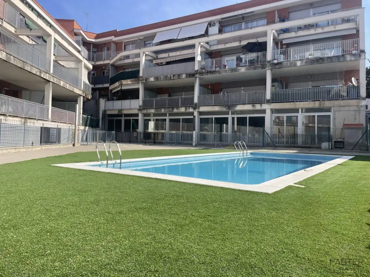 Piscina de Apartament en venda en Sant Feliu de Codines amb Aire condicionat, Calefacció i Traster