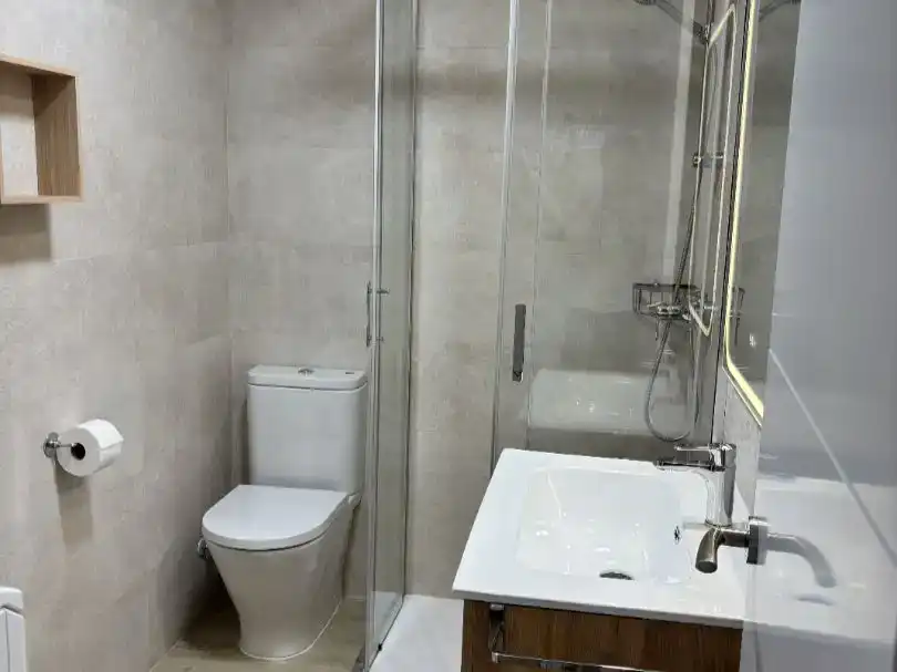 Badezimmer von Wohnung zur Miete in Benidorm mit Klimaanlage, Parkett und Schwimmbad