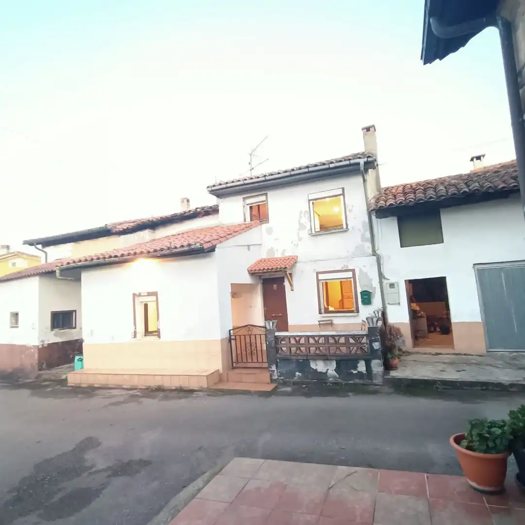 Vista exterior de Casa o xalet en venda en Siero amb Traster i Piscina