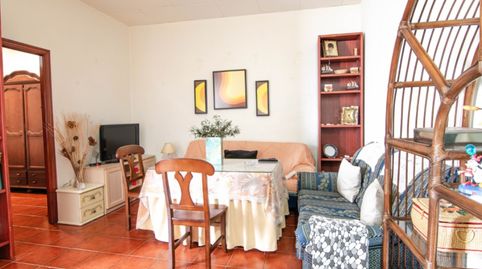 Edificio residencial con 3 viviendas independientes y garaje en Brenes