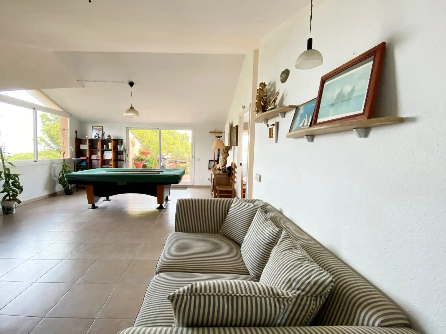 Wohnzimmer von Maisonette zum Verkauf in Pals mit Heizung, Terrasse und Ofen