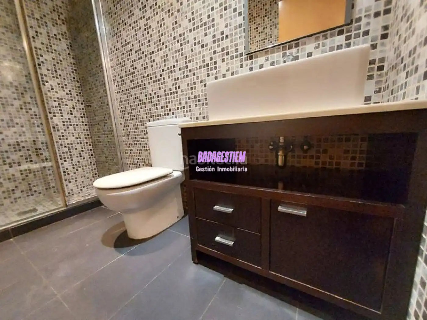 Baño de Estudio de alquiler en Badalona con Parquet y Amueblado