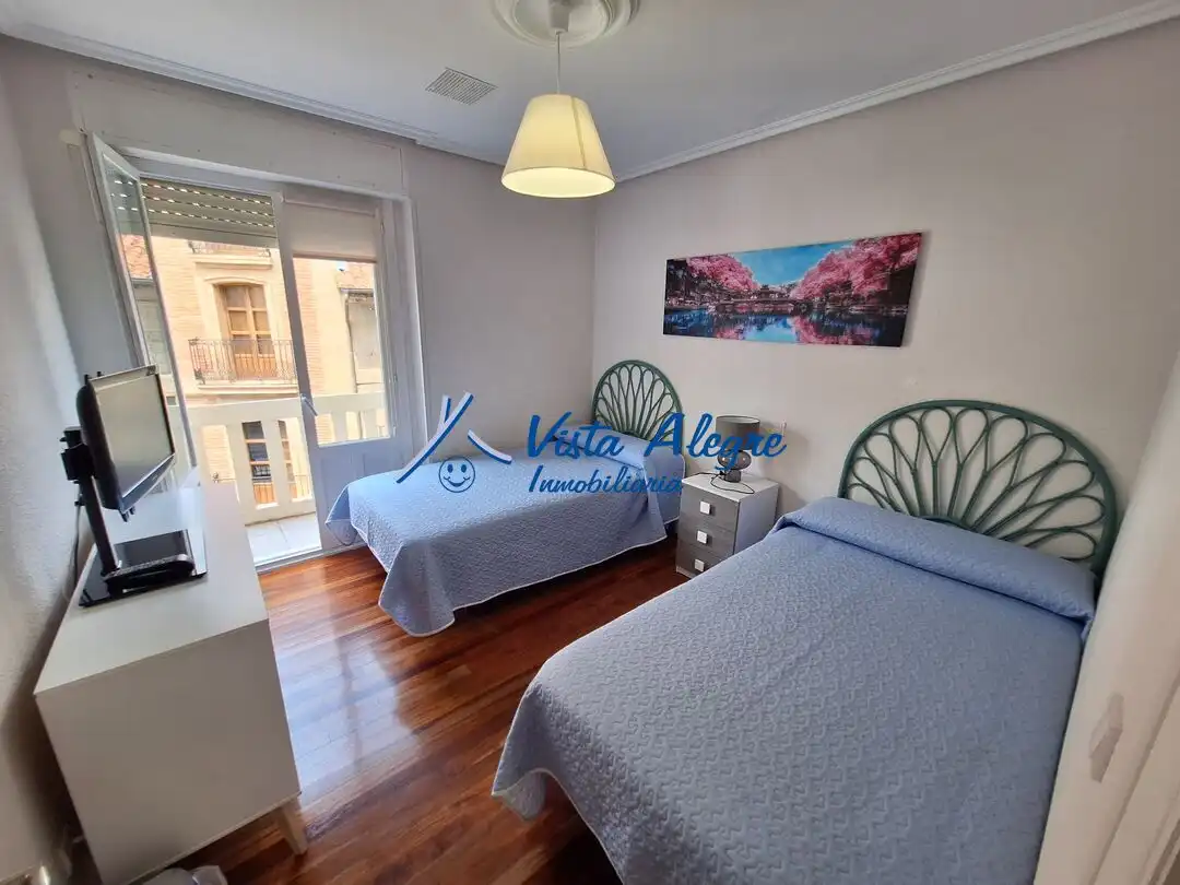 Habitación de Apartamento en venta en Haro con Calefacción, Terraza y Amueblado
