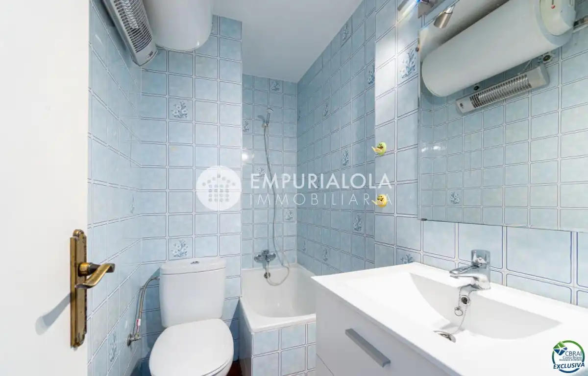 Bany de Apartament en venda en Empuriabrava amb Aire condicionat, Piscina i Moblat