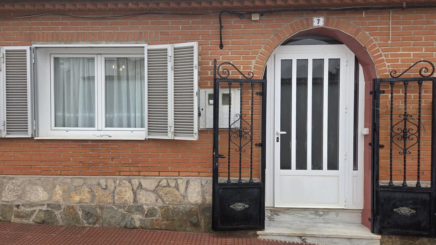 Vista exterior de Casa o xalet en venda en El Hito  amb Calefacció i Moblat