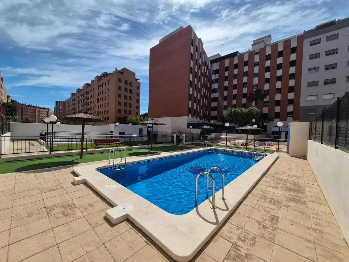 Piscina de Pis de lloguer en Valencia amb Aire condicionat, Terrassa i Traster