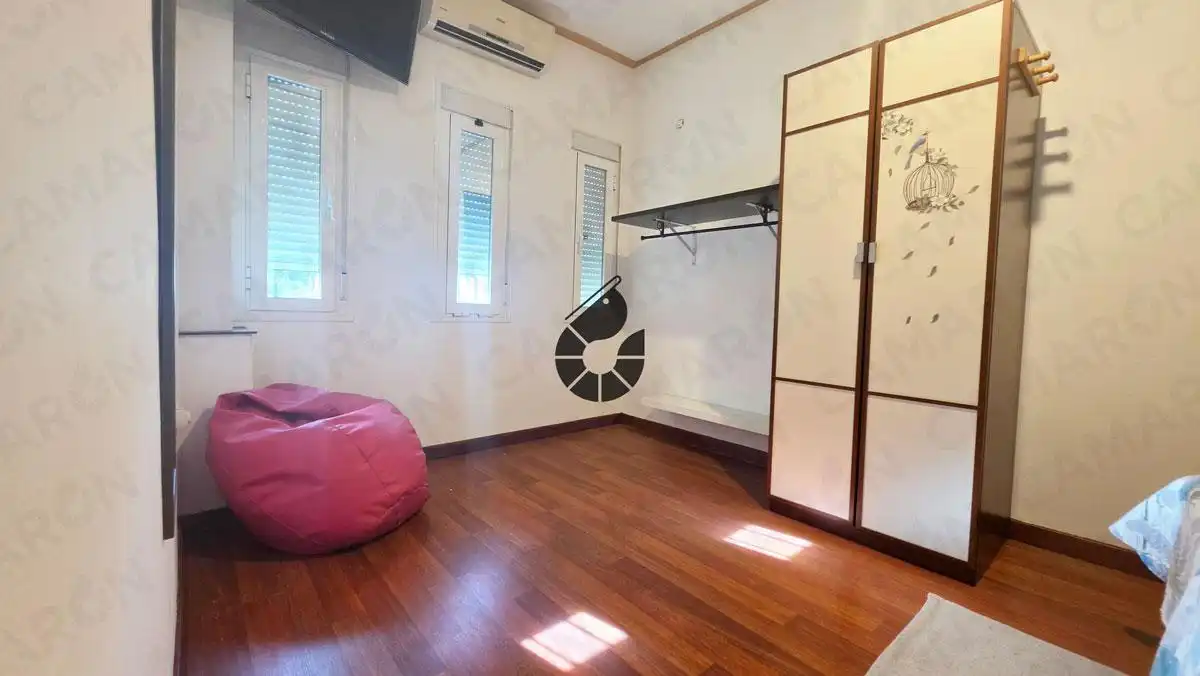 Sala de estar de Casa adosada en venta en Coria del Río con Aire acondicionado, Parquet y Terraza