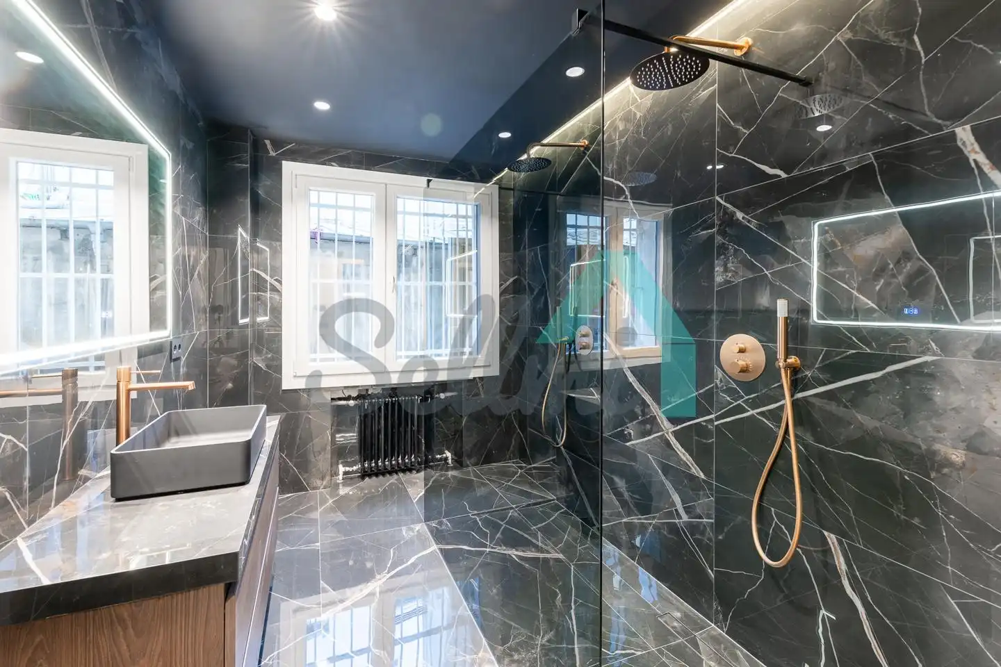 Baño de Piso en venta en Oviedo  con Calefacción, Trastero y Balcón