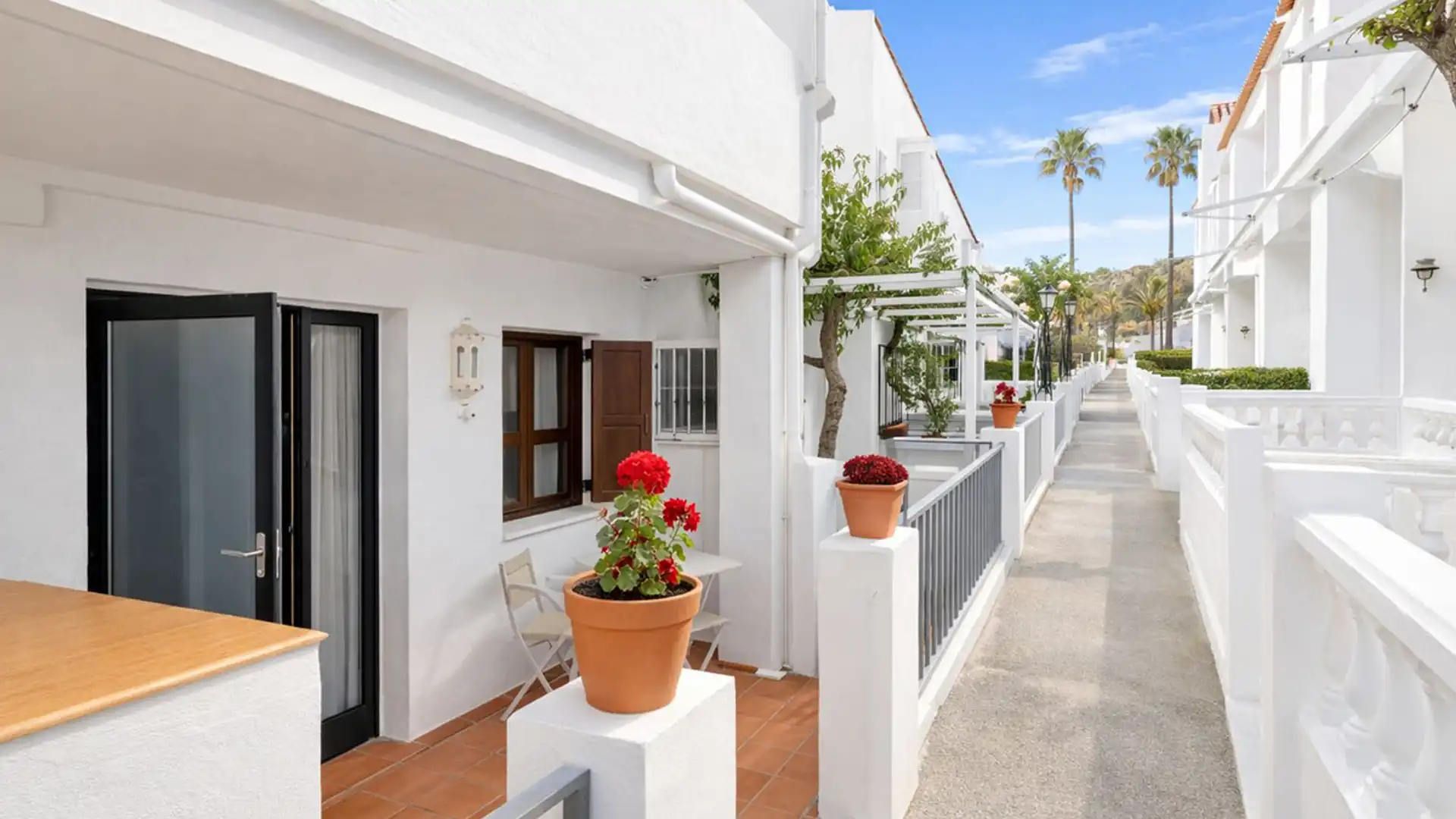 Vista exterior de Casa adosada en venta en Manilva con Aire acondicionado y Terraza