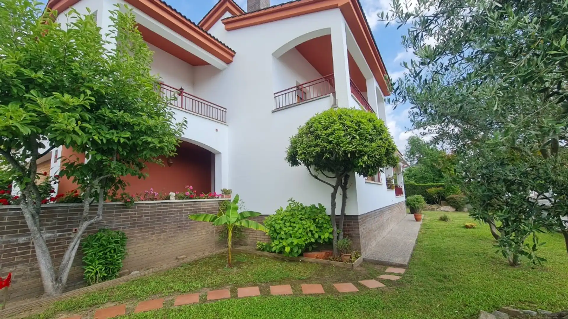 Exterior view of Houses for sale in Girona Capital  with Private garden and Terrace