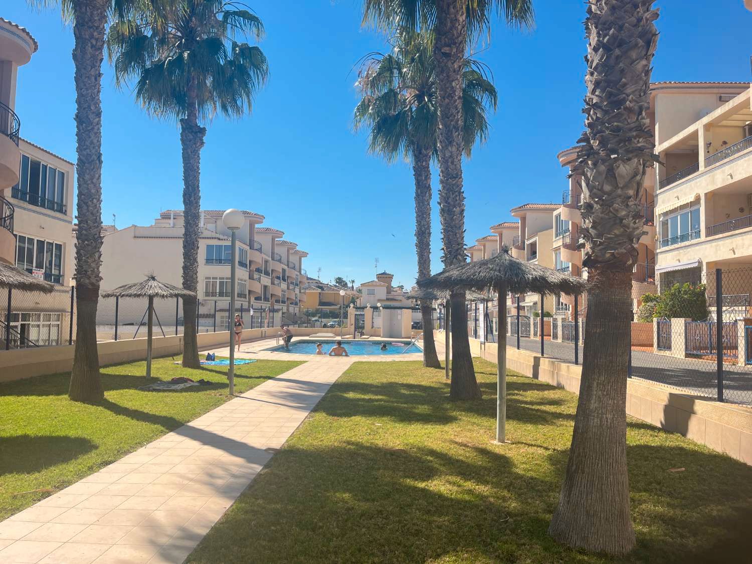 Piscina de Apartament en venda en Orihuela amb Aire condicionat, Piscina i Moblat