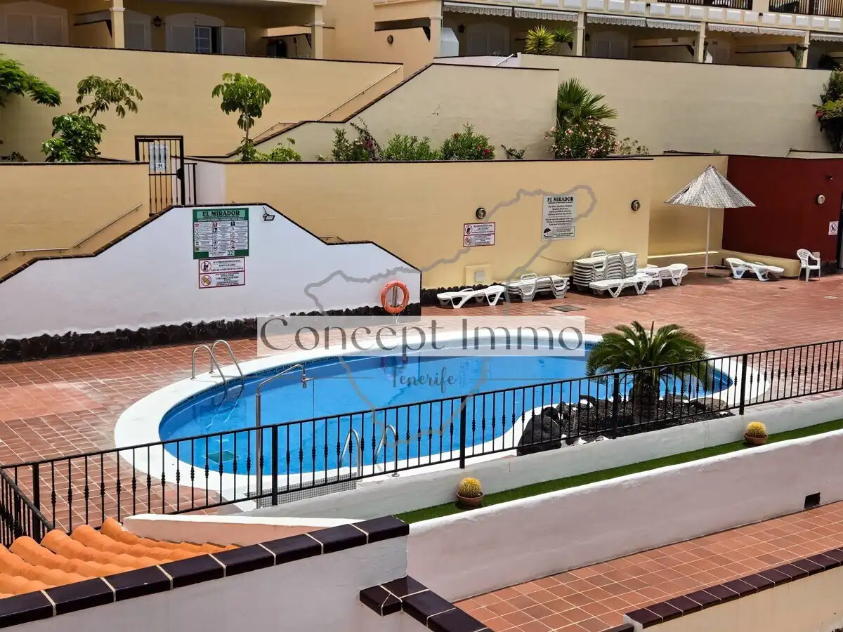 Piscina de Planta baja en venta en Arona con Terraza, Trastero y Alarma