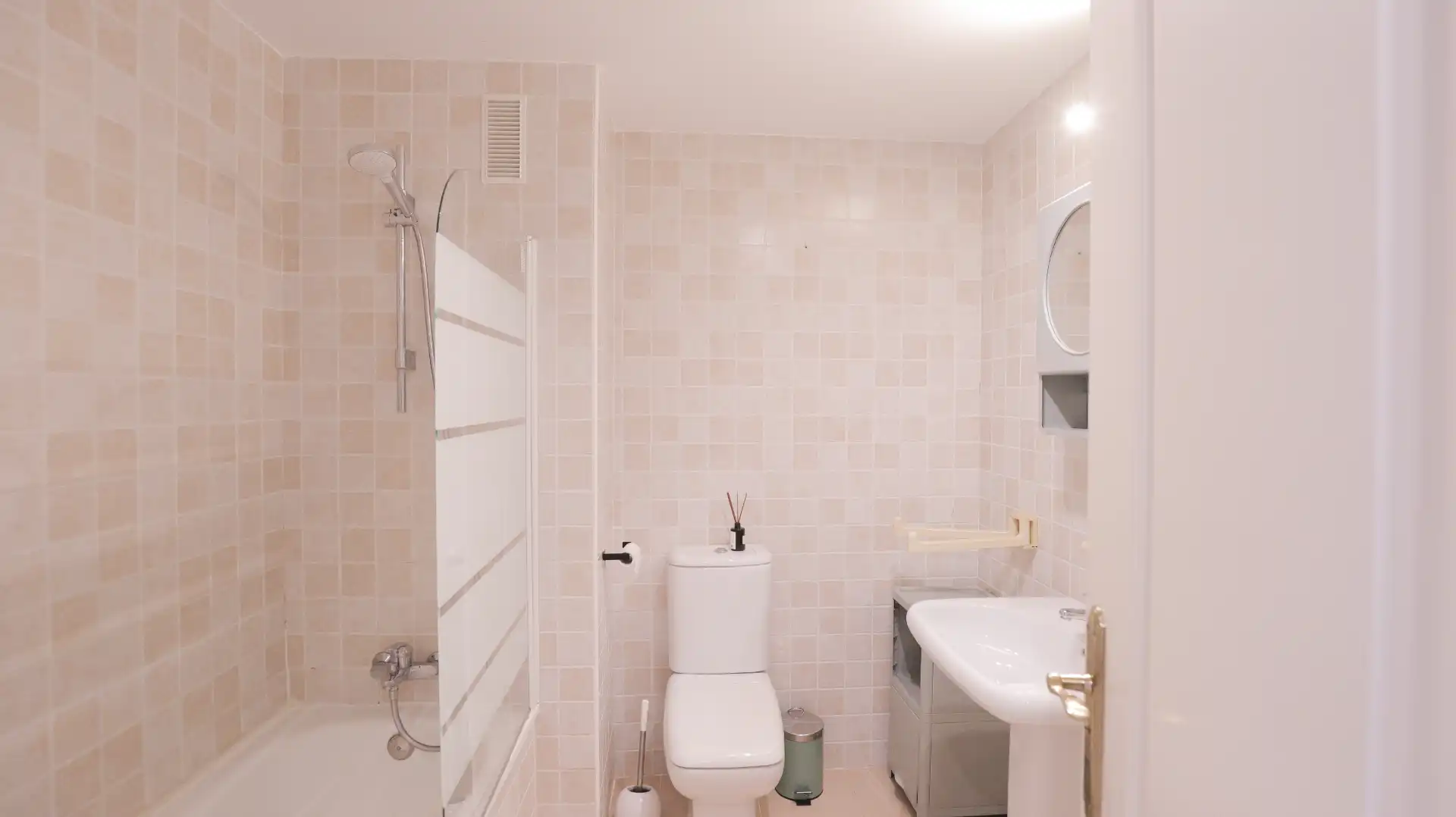 Bany de Apartament en venda en Marbella amb Aire condicionat, Calefacció i Terrassa