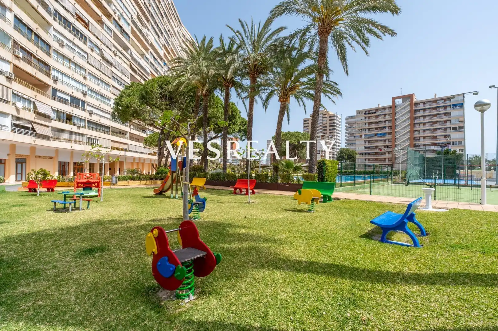 Vista exterior de Piso de alquiler en Alicante / Alacant con Amueblado, Balcón y Piscina comunitaria