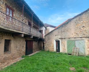 Außenansicht von Country house zum verkauf in Los Corrales de Buelna  mit Terrasse und Balkon