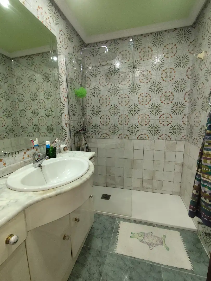 Bathroom of Flat for sale in Parla  with Air Conditioner, Heating and Parquet flooring