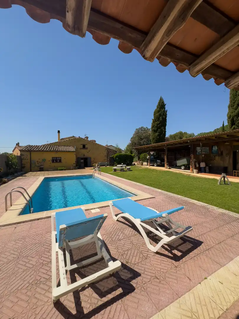 Casa rústica con piscina en venta en Aiguaviva, imagen 2