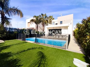 Chalet con piscina en venta en Ciudad Quesada