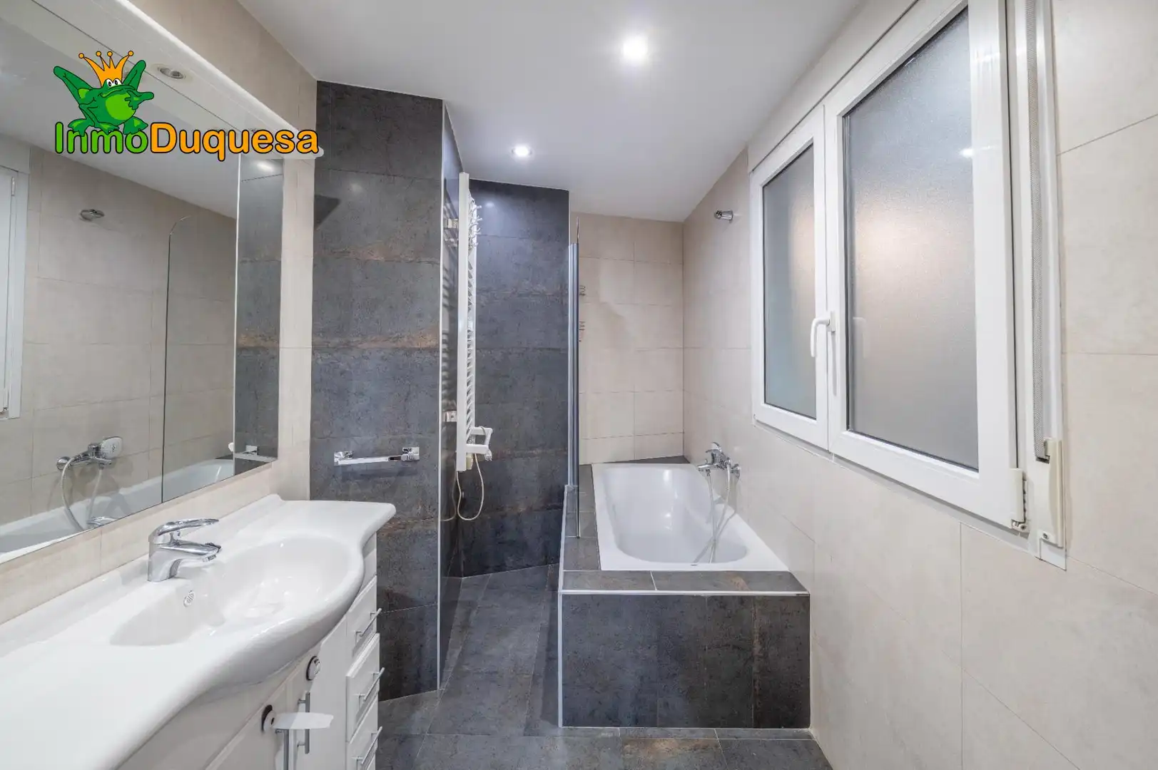 Bathroom of Flat for sale in Granada  with Air Conditioner and Heating