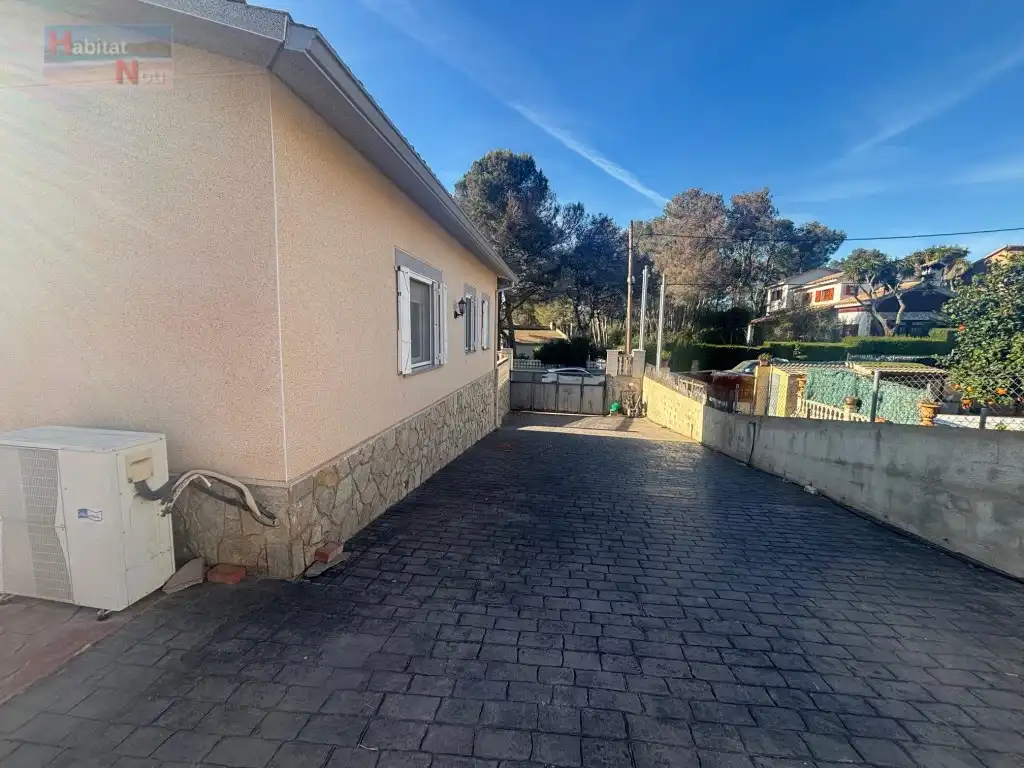 Parking of Houses for sale in La Bisbal del Penedès  with Oven and Microwave