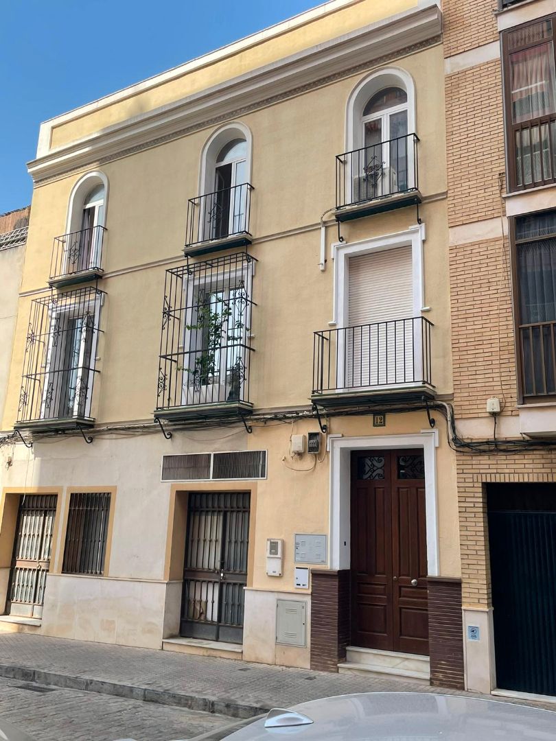 Exterior view of Duplex for sale in  Sevilla Capital  with Terrace, Storage room and Balcony